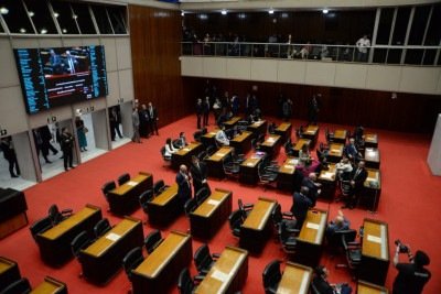 Plenário da Assembleia estava vazio poucos instantes antes de Leninha pedir encerramento da reunião por falta de quórum -  (crédito: Túlio Santos/EM/D.A Press)