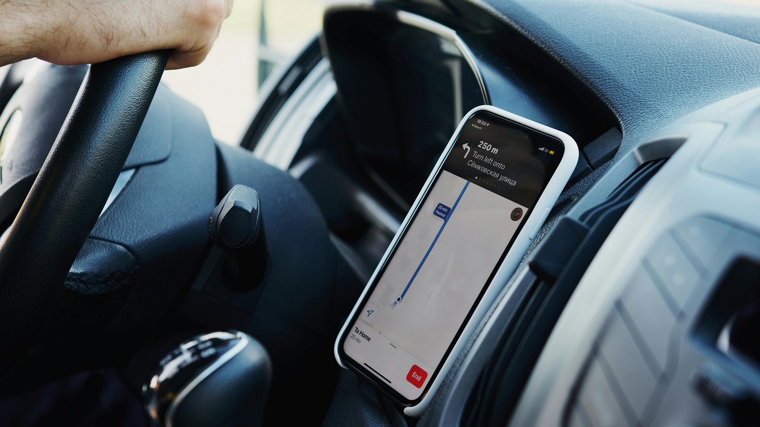 Motorista de aplicativo cai em emboscada e tem carro levado por ladrões