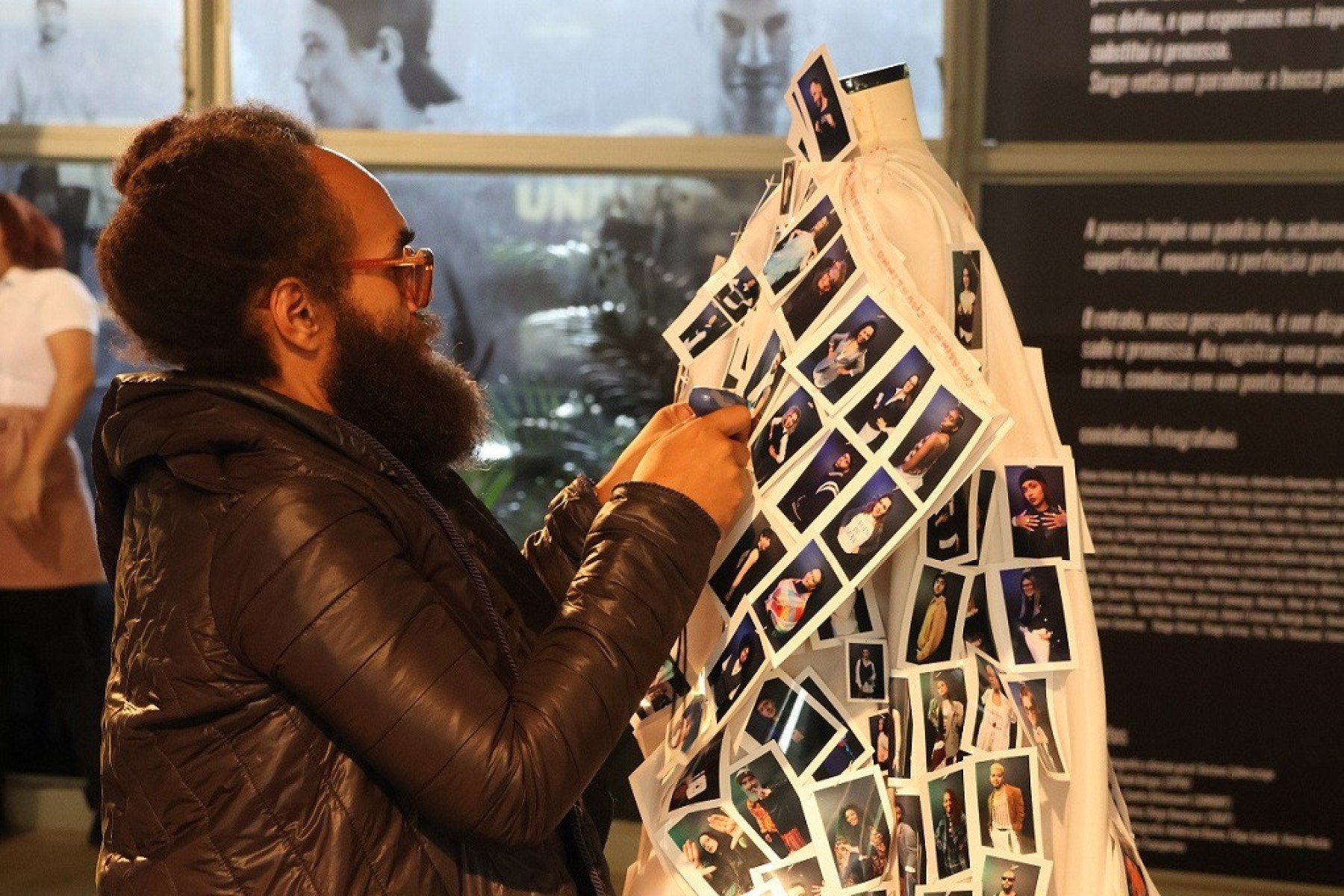 Canon monta vestido de fotografias dos visitantes da SPFW 2025 -  ArmandoVernagliaJr