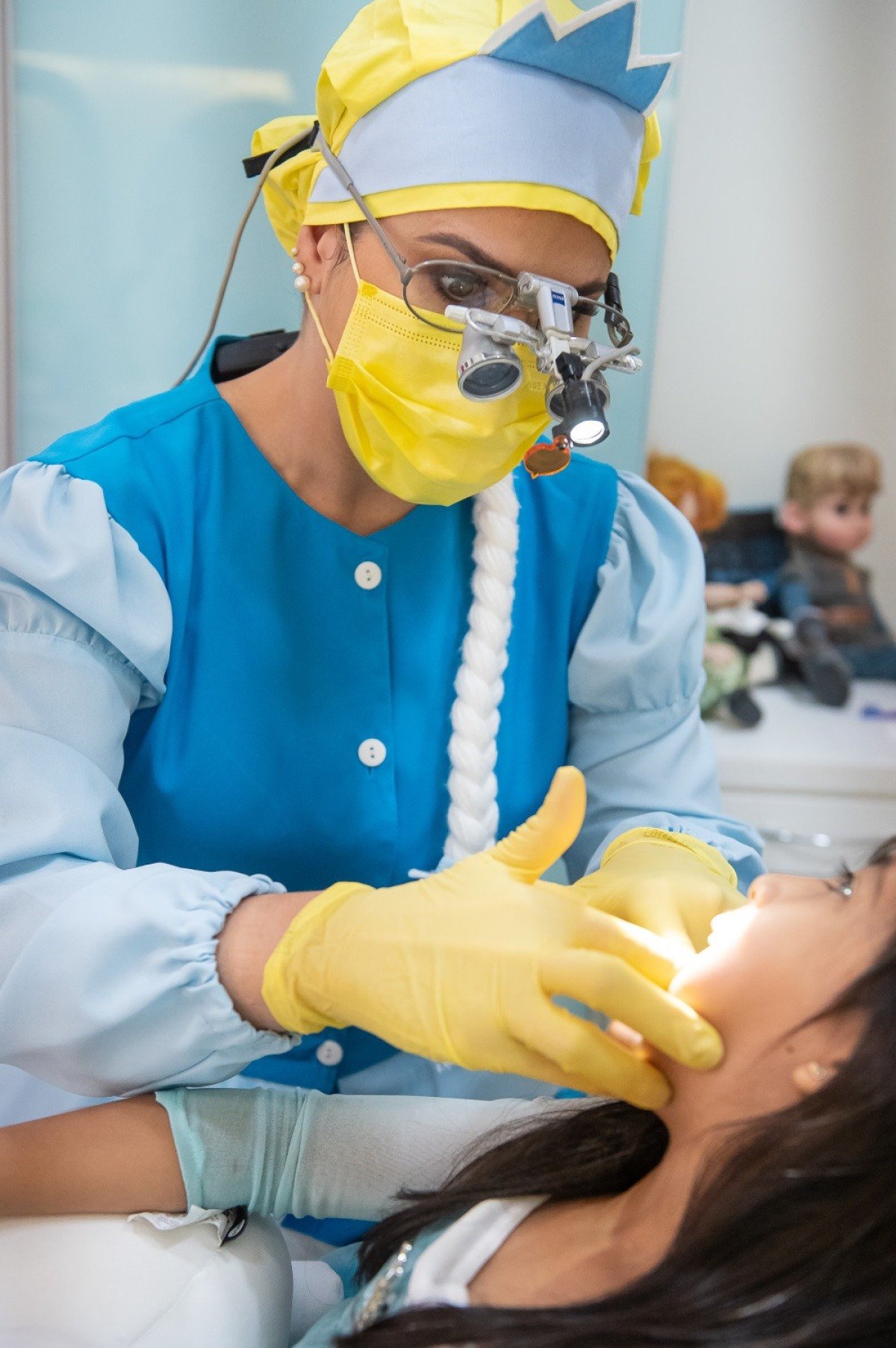 H&aacute; cerca de dez anos, Karla Magalh&atilde;es Alves passou a atender seus pacientes mirins vestida de princesa ou hero&iacute;na