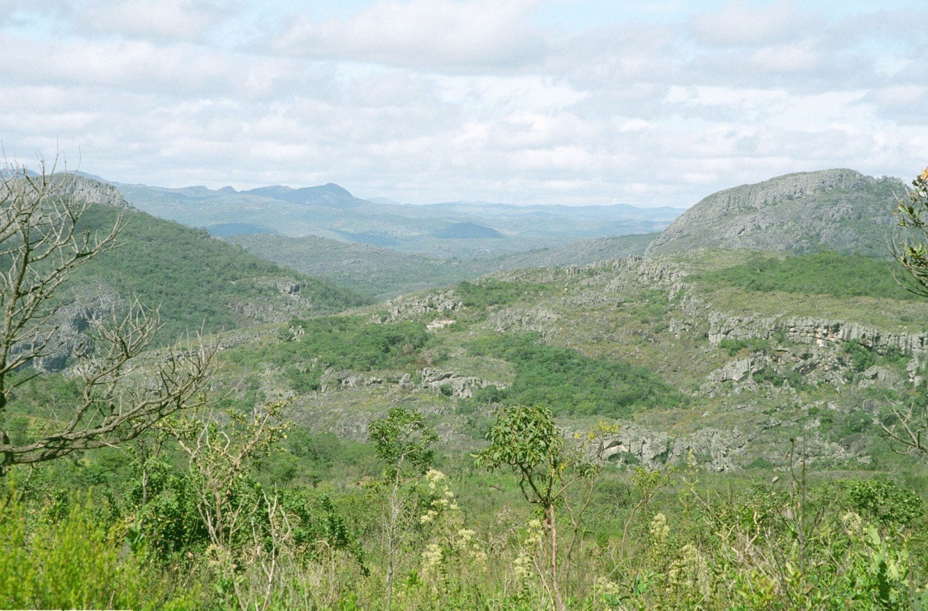 Vis&atilde;o geral de uma paisagem montanhosa da Serra do Espinha&ccedil;o, no munic&iacute;pio de Diamantina, em Minas Gerais