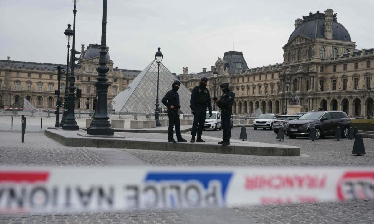 Policiais interditaram local por onde ladrões invadiram o museu e roubaram joias da realeza -  (crédito: Dimitar Dilkoff/AFP) Policiais interditaram local por onde ladrões invadiram o museu e roubaram joias da realeza -  (crédito: Dimitar Dilkoff/AFP)