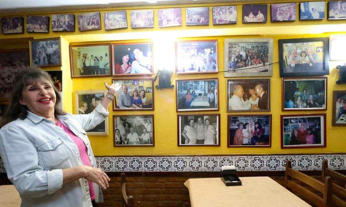 Relines Garcia Blanco, dona da Petisqueira do Primo, se orgulha em mostrar os ilustres frequentadores do local
