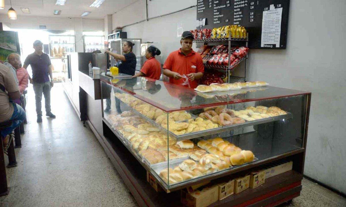 A Padaria Brasileira, que oferece o pão de sal de um quilo, batalha para manter o público e investe em entregas