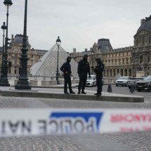As pedras do Louvre - Dimitar Dilkoff/AFP