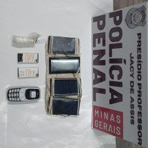 Preso é flagrado com placa solar, celular, bateria, pilha e chip no ânus - Sejusp/Reprodução