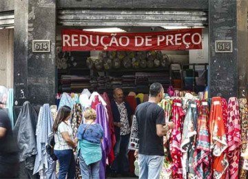 Atualmente, o espaço conta com mais de 3 mil estabelecimentos comerciais e recebe em média 400 mil pessoas por dia, uma multidão à procura de produtos variados. 
 -  (crédito:  Paulo Pinto/Agência Brasil)