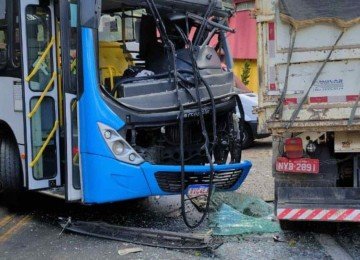 Acidente entre ônibus urbano e caminhão deixou 11 pessoas feridas em Juiz de Fora (MG), na manhã desta sexta-feira (24/10) -  (crédito: CBMMG/Divulgação)