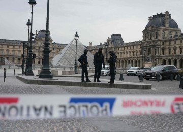 Policiais interditaram local por onde ladrões invadiram o museu e roubaram joias da realeza -  (crédito: Dimitar Dilkoff/AFP)