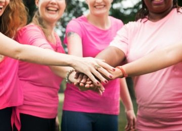 Mulheres de camiseta rosa se dão as mãos; campanha de combate ao câncer de mama deve ser permanente -  (crédito: Freepik)