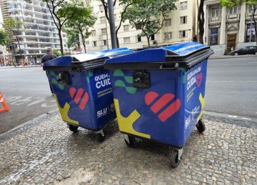 Antes da instalaÃ§Ã£o, o lixo domÃ©stico e comercial ficava exposto nas ruas atÃ© a passagem dos caminhÃµes da SuperintendÃªncia de Limpeza Urbana  -  (crédito: Jair Amaral/EM/D.A Press)