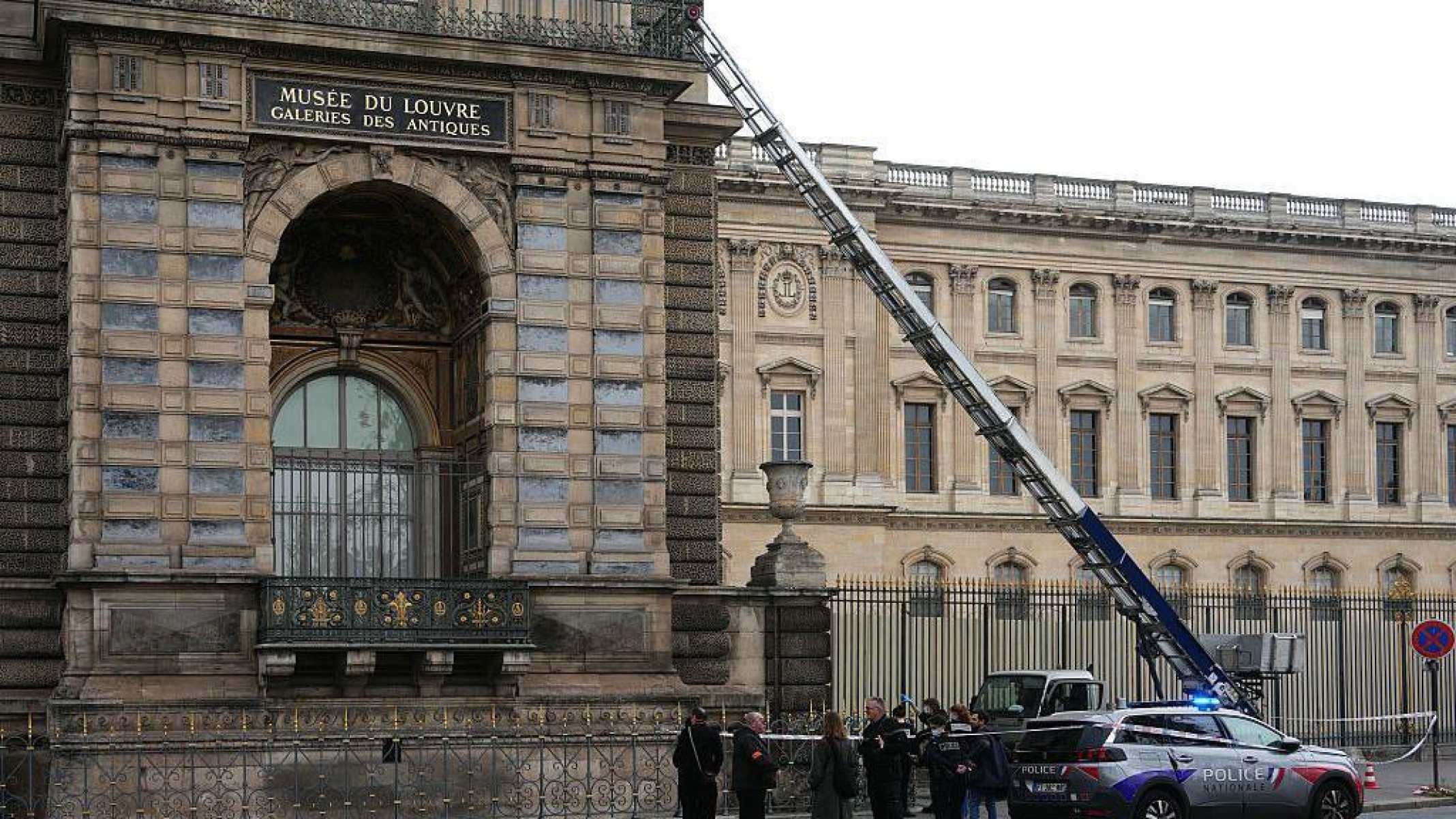 Empresa alemã que fabrica escada elevatória usada no roubo ao Louvre faz propaganda: 'Movimento rápido e silencioso' - BBC