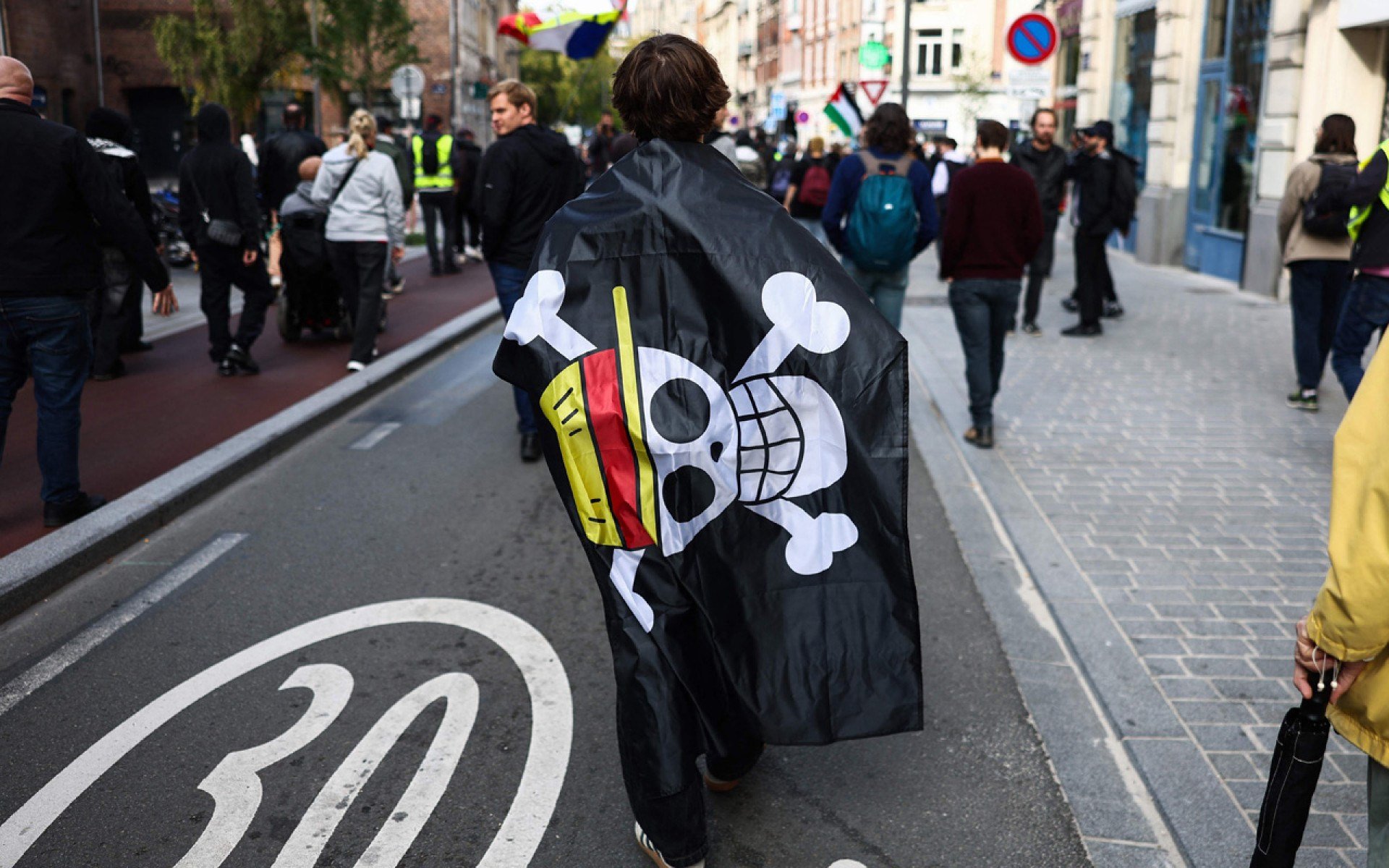 Manifestante usando uma bandeira pirata de One Piece participa de uma manifestação em Lille, no norte da França-Sameer AL-DOUMY / AFP
