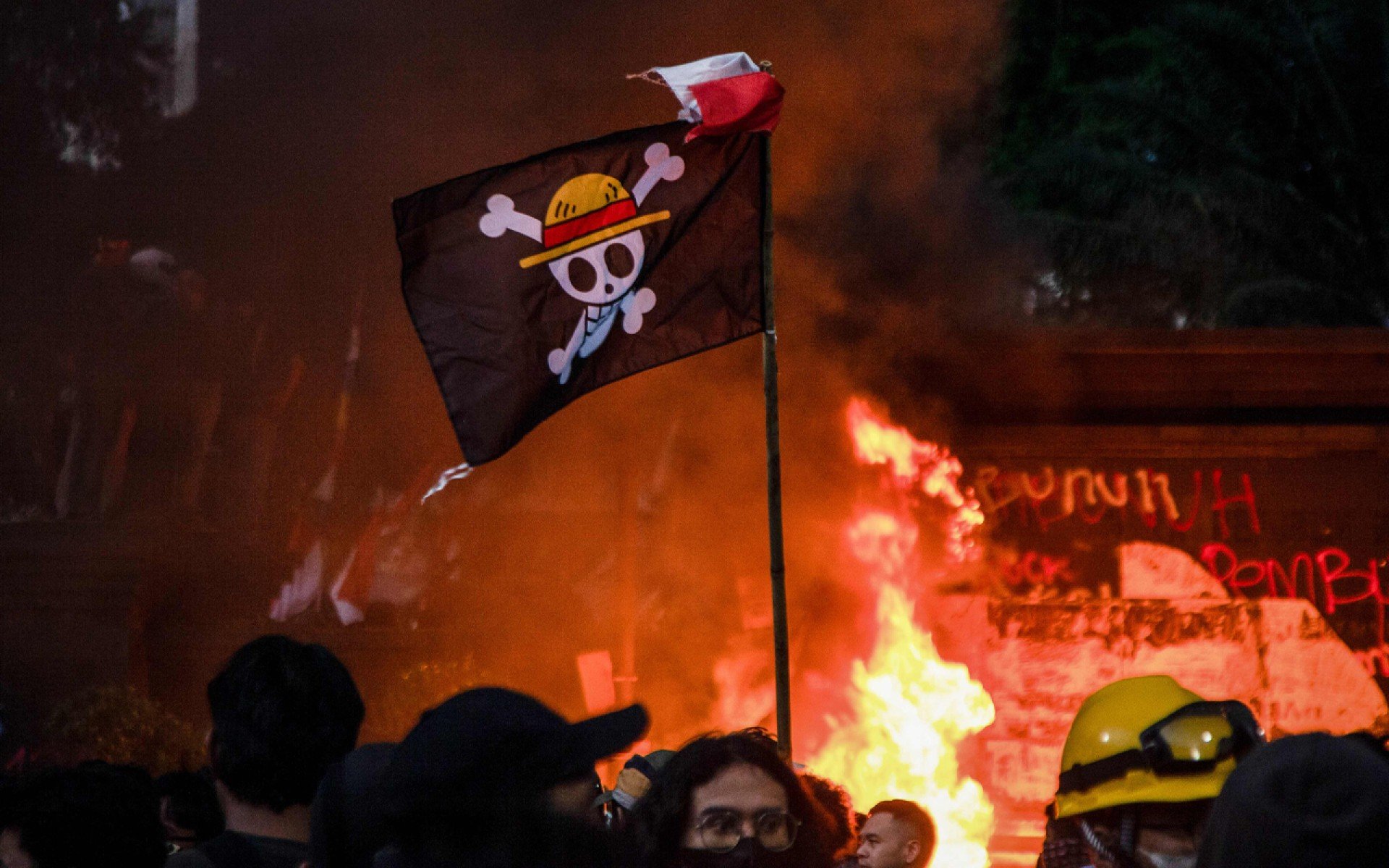 Bandeira pirata do anime japonês One Piece em protestos em Jacarta, na Indonésia-Aditya Irawan/AFP