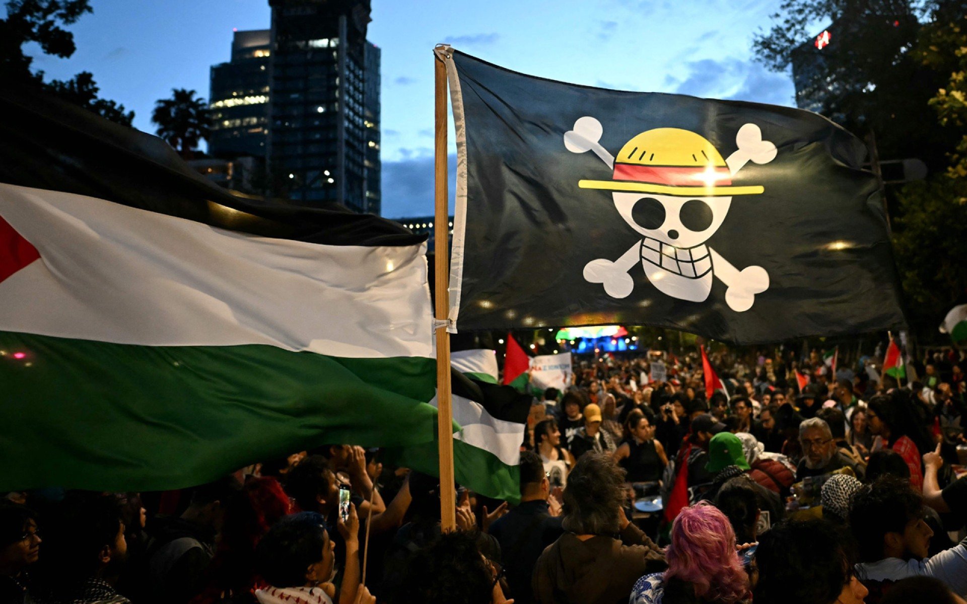 Manifestantes agitam a bandeira do mangá 'One Piece' durante marcha na Cidade do México-Carl de Souza/AFP