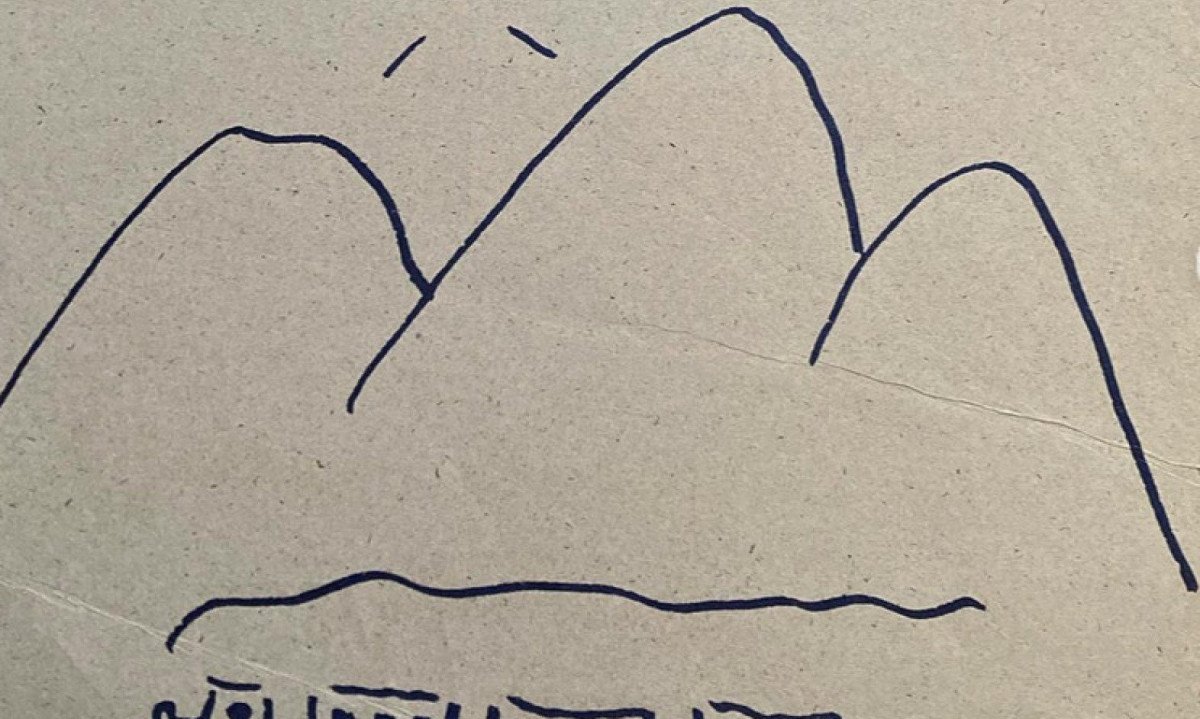 Desenho feito por Milton Nascimento mostra trenzinho com fuma&ccedil;a saindo pela chamin&eacute; &agrave; frente de montanha com tr&ecirc;s picos sob o Sol