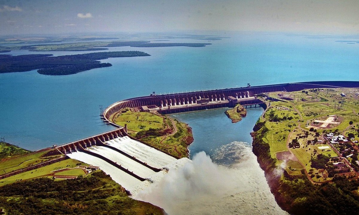 Vista aérea da Usina de Itaipu, no Rio Paraná, na fronteira entre Brasil e Paraguai -  (crédito: Jonas de Carvalho/wikimedia commons) Vista aérea da Usina de Itaipu, no Rio Paraná, na fronteira entre Brasil e Paraguai -  (crédito: Jonas de Carvalho/wikimedia commons)