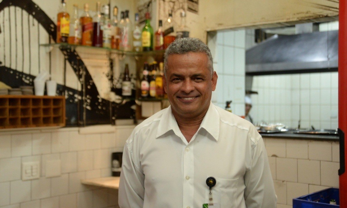 O garçom Arlindo Edil Pinto, conhecido como Primo e funcionário há 23 anos, lamentou a triste situação As atividades de um dos estabelecimentos mais icônicos do cenário boêmio da capital mineira ocorrem no endereço há 57 anos