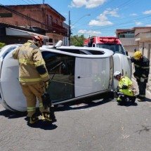 Idoso de 85 anos passa mal e capota carro - Divulgação/Corpo de Bombeiros