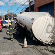 BH: caminhão-tanque com etanol tomba na Dom Pedro II após asfalto ceder - Reprodu&ccedil;&atilde;o CBMMG