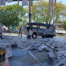 Kombi pega fogo em posto de gasolina no Sul de Minas - Reprodu&ccedil;&atilde;o CBMMG