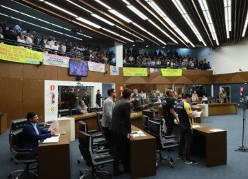 Servidores ocuparam as galerias da Câmara Municipal durante a votação do projeto que altera regras das carreiras do funcionalismo da Prefeitura de BH -  (crédito: Denis Dias/CMBH)