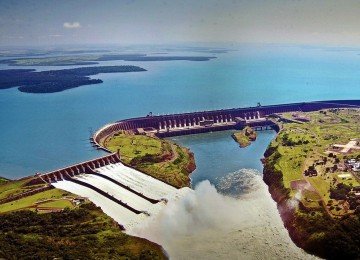 Vista aérea da Usina de Itaipu, no Rio Paraná, na fronteira entre Brasil e Paraguai -  (crédito: Jonas de Carvalho/wikimedia commons)