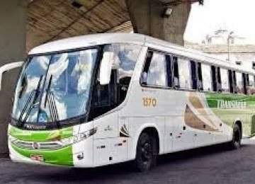 Passageira sofreu lesões no ombro quando o ônibus bateu em uma van -  (crédito: Reprodução/Redes Sociais)