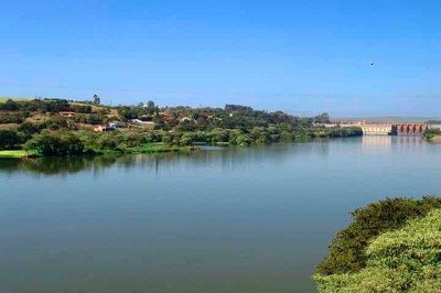 Conhecido como um dos poucos rios brasileiros que corre em direção oposta ao mar, o Tietê tem uma grande relevância histórica para o Brasil. Veja curiosidades sobre ele! -  (crédito:  Jose Reynaldo da Fonseca/Wikimédia Commons)