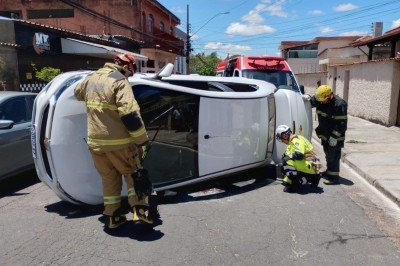 O idoso foi encontrado preso às ferragens, com uma fratura exposta em um dos braços -  (crédito: Divulgação/Corpo de Bombeiros)