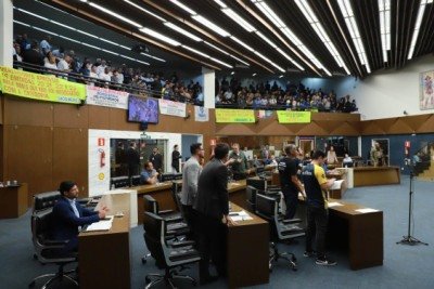 Servidores ocuparam as galerias da Câmara Municipal durante a votação do projeto que altera regras das carreiras do funcionalismo da Prefeitura de BH -  (crédito: Denis Dias/CMBH)