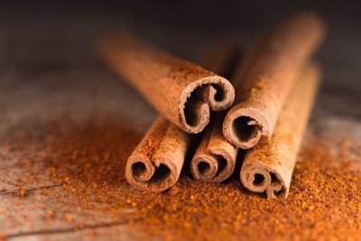 Uma das especiarias mais emblemáticas na Antiguidade e nas Grandes Navegações, a canela traz à culinária aromas e sabores únicos, sejam em doces ou salgados. Com isso, esse produto também pode ser usado em forma de chá e cappuccinos e traz benefícios à saúde. -  (crédito: Imagem de Theo Crazzolara por Pixabay)