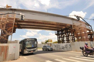 Viaduto entre as avenidas Cristiano Machado e Sebastião de Brito, na Pampulha, agora leva o nome 'Arcanjo 04', homenagem aos bombeiros mortos em acidente aéreo em Ouro Preto -  (crédito: Gladyston Rodrigues/EM/D.A.Press)