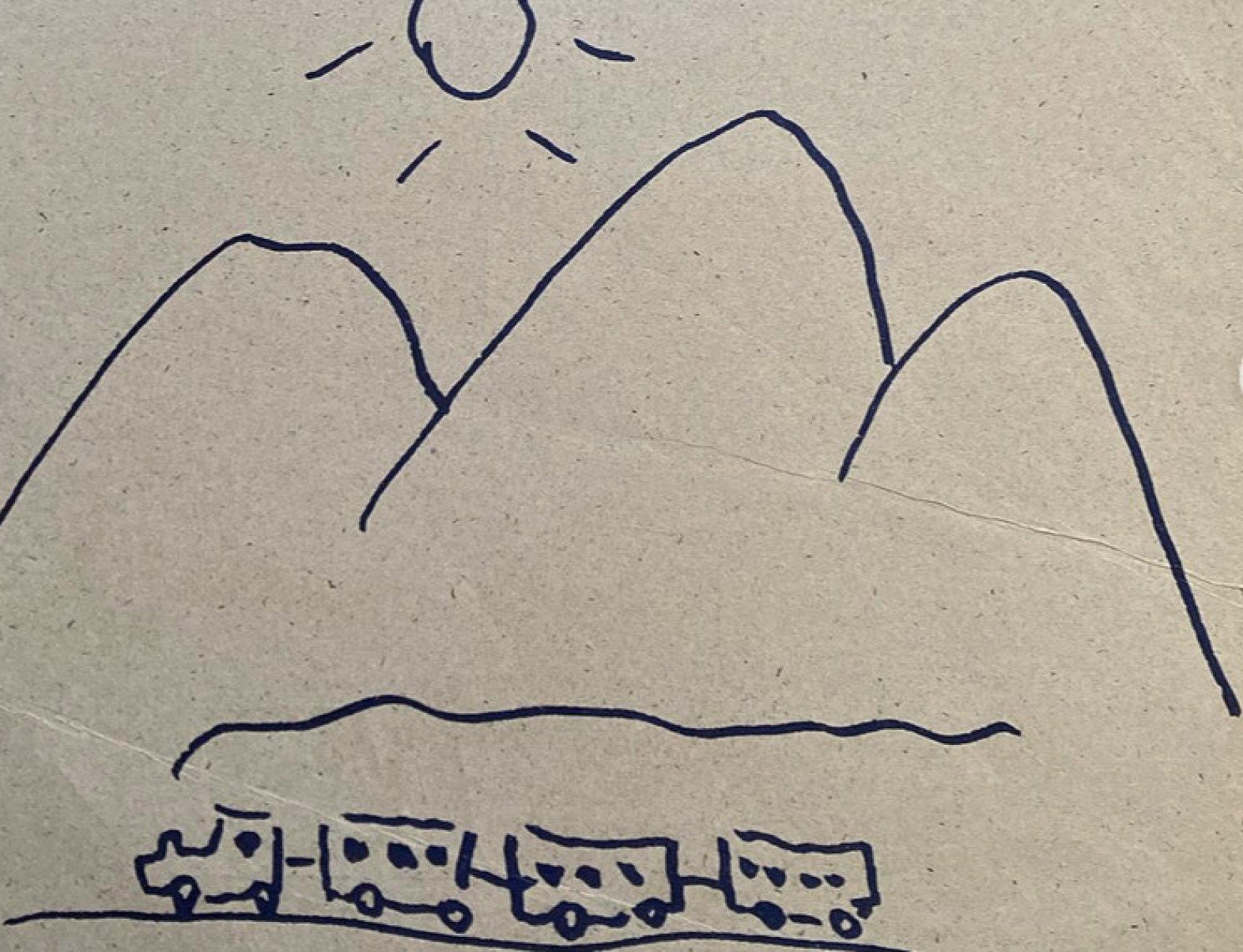 Desenho feito por Milton Nascimento mostra trenzinho com fumaça saindo pela chaminé à frente de montanha com três picos sob o Sol