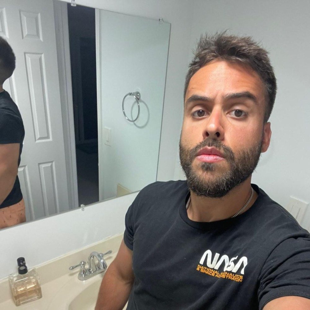 Igor está em um hospital acompanhado de pessoas de confiança da família Igor está em um hospital acompanhado de pessoas de confiança da família