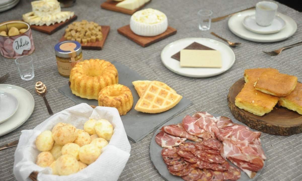 A conversa se desenrolou em uma mesa recheada com produtos mineiros A conversa se desenrolou em uma mesa recheada com produtos mineiros