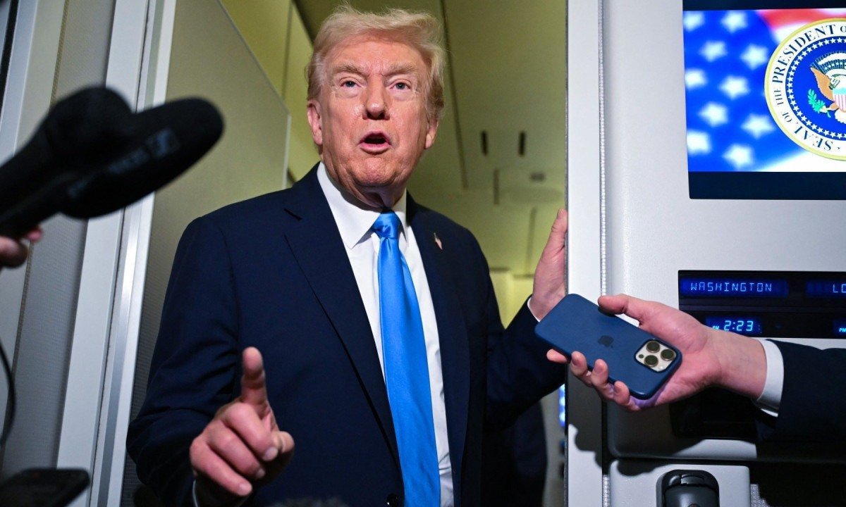  Trump fala com jornalistas a bordo do Air Force One, avião oficial do presidente dos EUA -  (crédito: ANDREW CABALLERO-REYNOLDS / AFP)