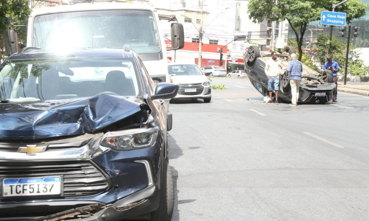 Um guincho particular foi acionado para a retirada do veículo acidentado