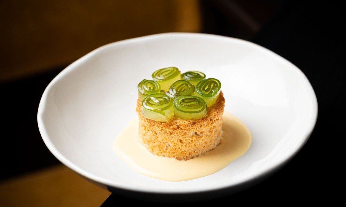 Uma sobremesa representa bem esse momento em que você coloca vários no prato e come tudo misturado: tem bolo de amendoim, ambrosia, doce de mamão verde em fitas e creme de queijo -  (crédito: Victor Schwaner/Divulgação)