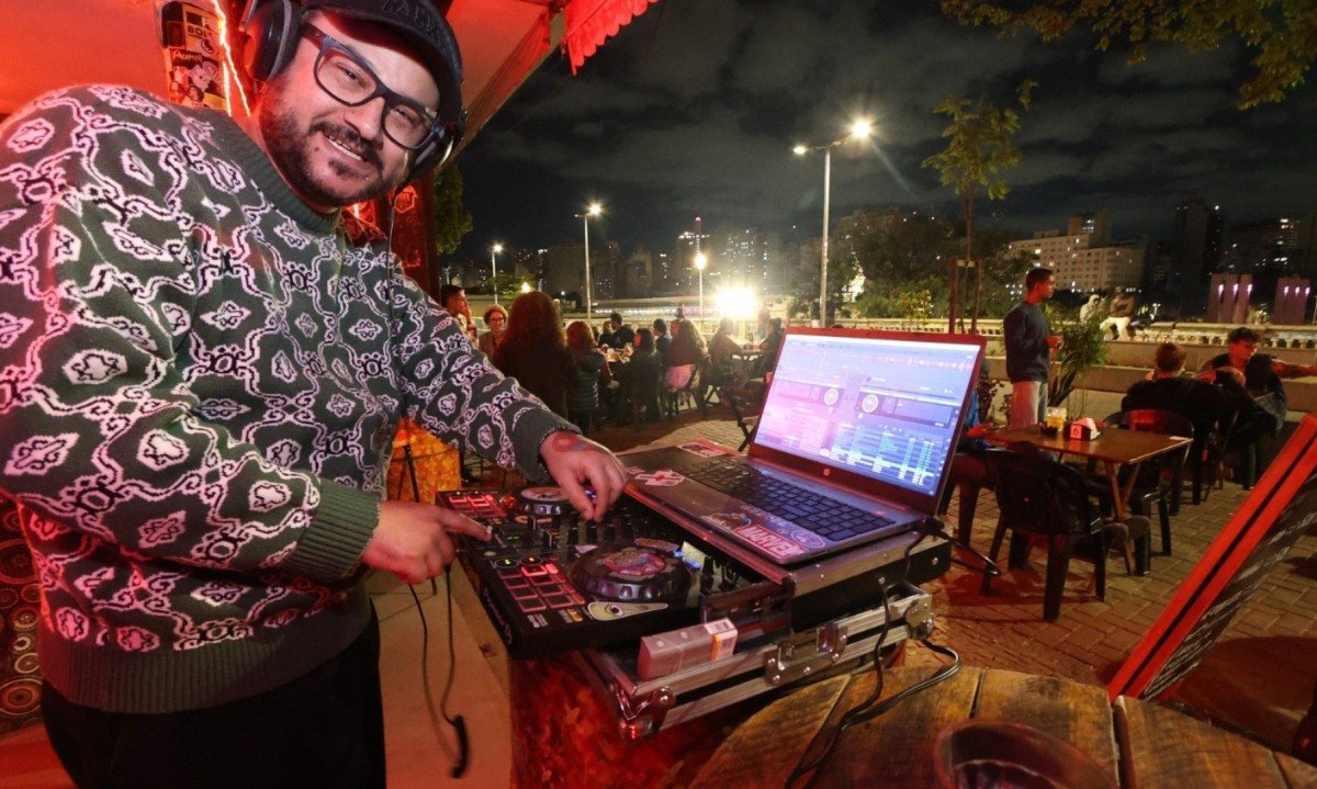 O bartender e DJ Felipe Brasil transformou a segunda-feira no dia oficial de lazer da noite belo-horizontina O bartender e DJ Felipe Brasil transformou a segunda-feira no dia oficial de lazer da noite belo-horizontina