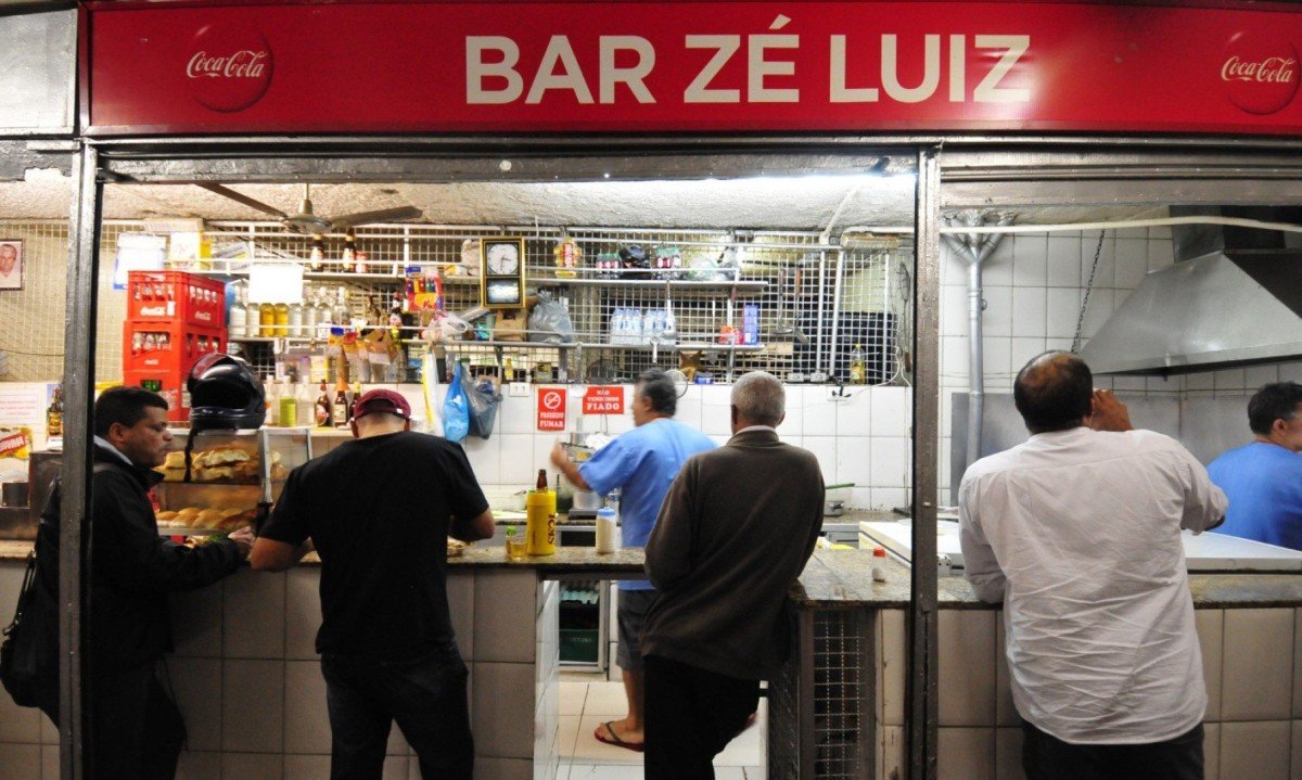 Aberto das 2h30 às 11h, o Bar Zé Luiz vê misturar os trabalhadores da noite com quem está saindo da balada Aberto das 2h30 às 11h, o Bar Zé Luiz vê misturar os trabalhadores da noite com quem está saindo da balada