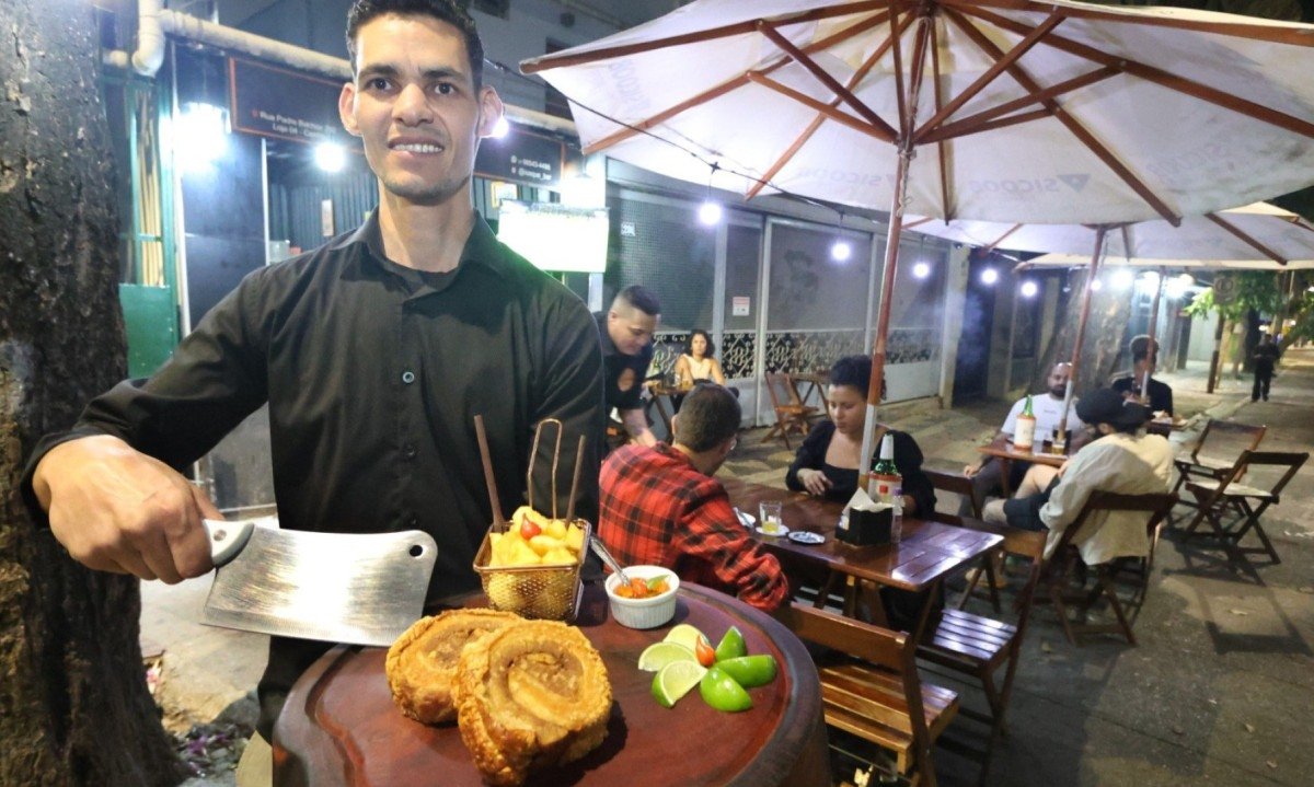 Ex-garçom, Isaque Franca abriu o próprio bar com comida boa e rápida para atender aos colegas no fim do expediente Ex-garçom, Isaque Franca abriu o próprio bar com comida boa e rápida para atender aos colegas no fim do expediente