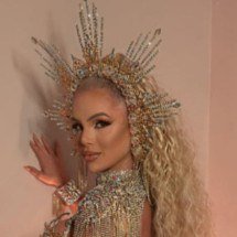 Rainha de bateria desfila com look de 20 mil cristais Swarovski - Divulgação 