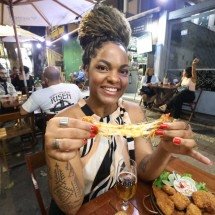 Erika Firmo encontra comida farta, cerveja gelada e ambiente tranquilo no Bar do Isaque -  (crédito: Marcos Vieira/EM/D.A Press)
