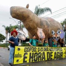 Indígenas protestam em Belém com mensagem para a urgência de agir contra as mudanças climáticas -  (crédito: Sergio Lima/AFP)