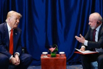 Reações ao encontro entre Lula e Trump: CNI vê avanço e Eduardo Bolsonaro ironiza