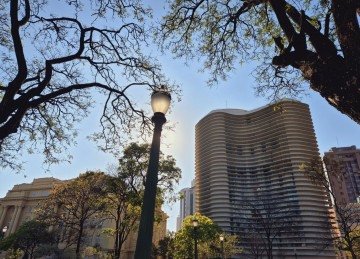 Capital mineira pode registrar calor de 31º neste domingo (26). Na foto, Praça da Liberdade. -  (crédito:  Jair Amaral/EM/D.A Press)