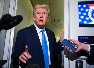  Trump fala com jornalistas a bordo do Air Force One, avião oficial do presidente dos EUA -  (crédito: ANDREW CABALLERO-REYNOLDS / AFP)