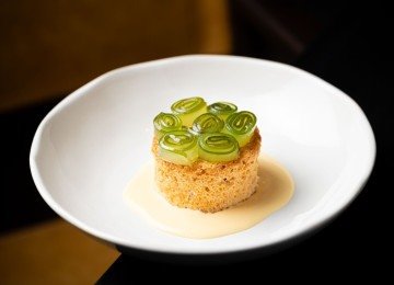 Uma sobremesa representa bem esse momento em que você coloca vários no prato e come tudo misturado: tem bolo de amendoim, ambrosia, doce de mamão verde em fitas e creme de queijo -  (crédito: Victor Schwaner/Divulgação)