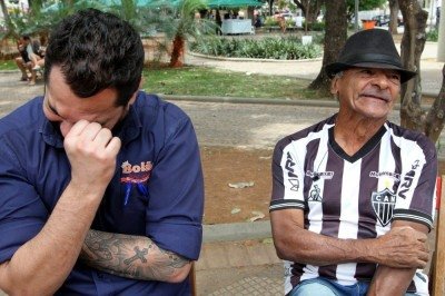 Carlos Henrique Rocha, sócio-proprietário do Bar Bolão, se emociona ao falar da despedida. Ao lado dele, José Sebastião, amigo da família -  (crédito: Jair Amaral/EM/D.A Press)